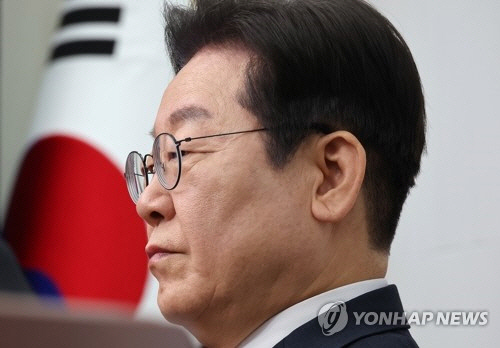 이재명 더불어민주당 대표가 12일 서울 여의도 국회에서 열린 최고위원회의에 참석, 박찬대 원내대표의 발언을 듣고 있다. [연합뉴스]